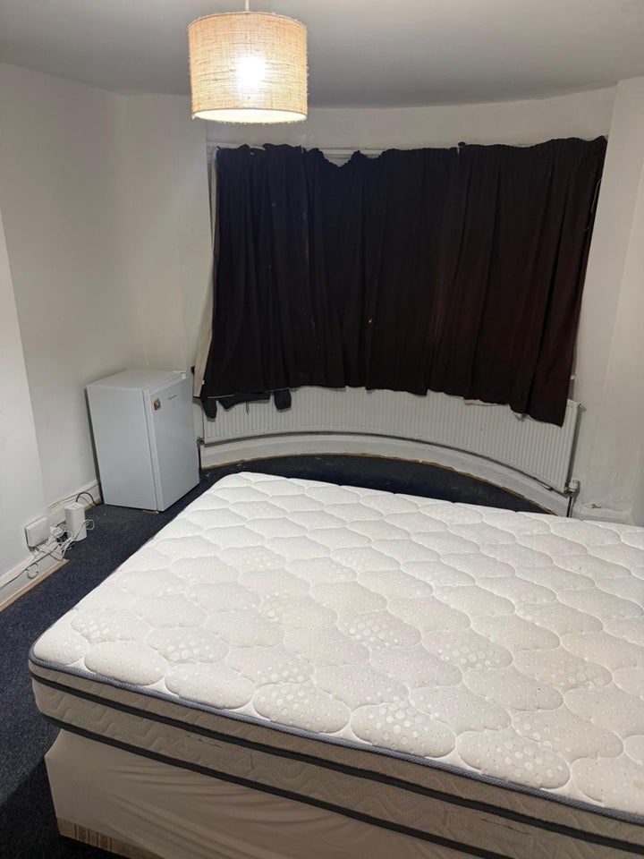 Room Bryan Avenue in Greater London