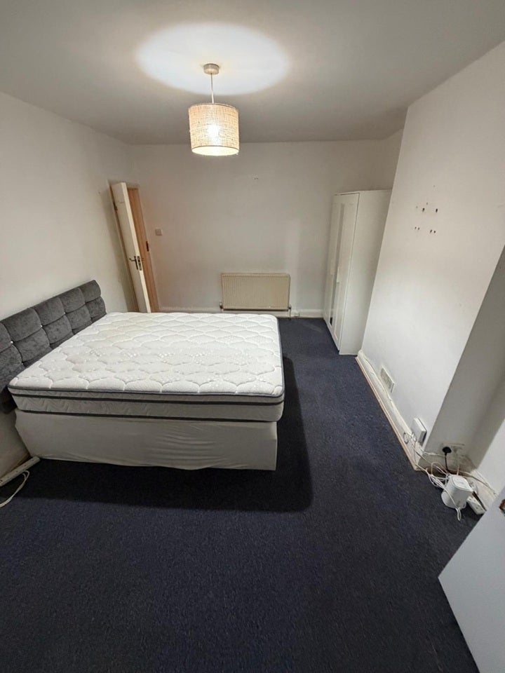 Room Bryan Avenue in Greater London