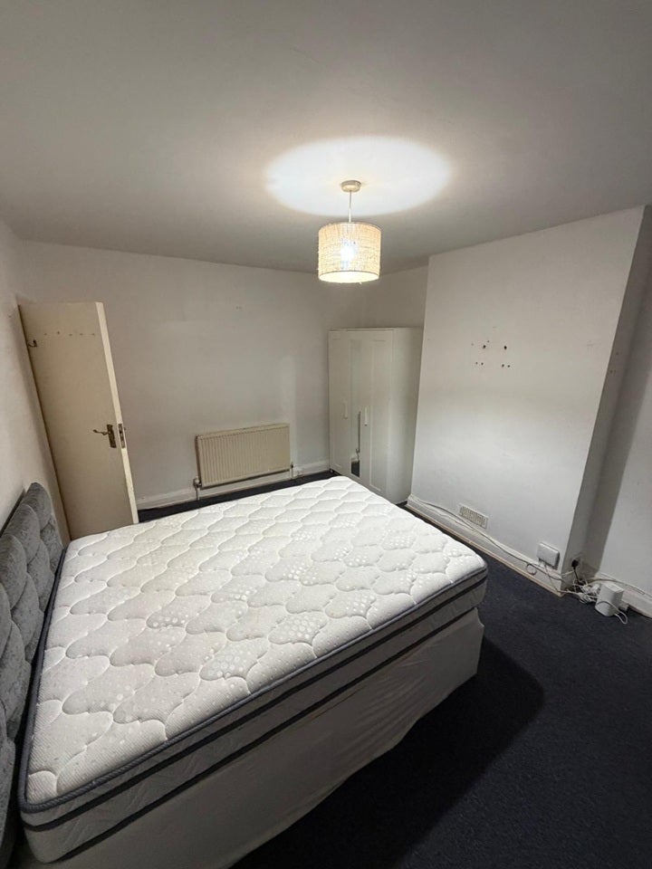 Room Bryan Avenue in Greater London