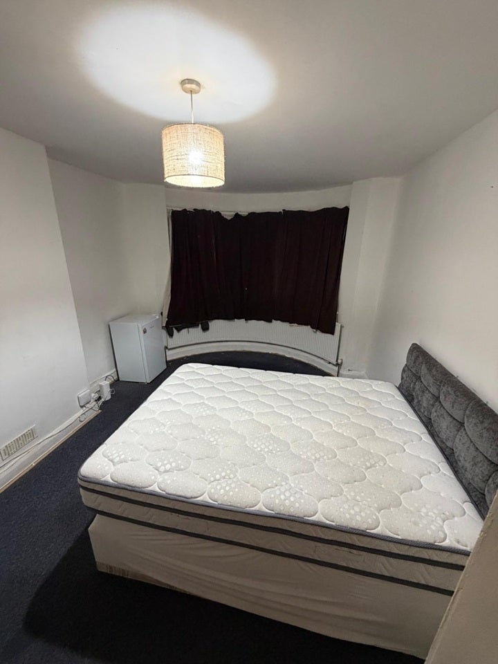 Room Bryan Avenue in Greater London