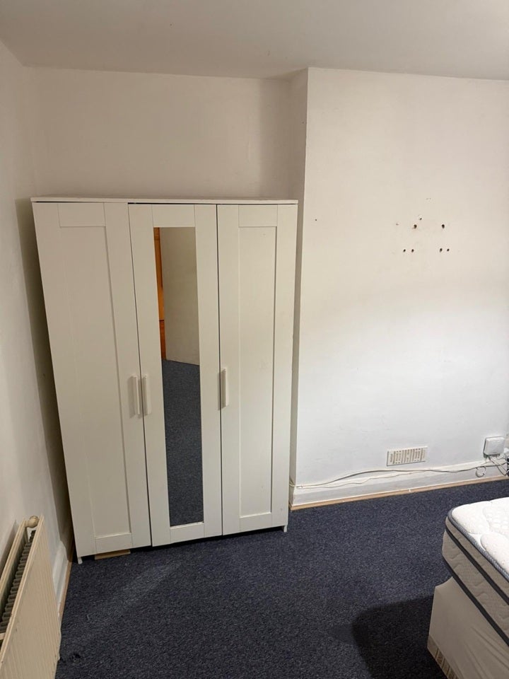 Room Bryan Avenue in Greater London