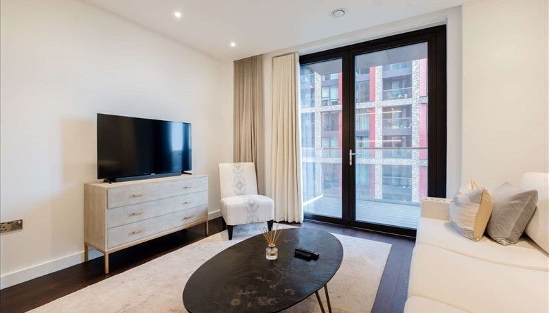 Flat Ponton Road in Greater London