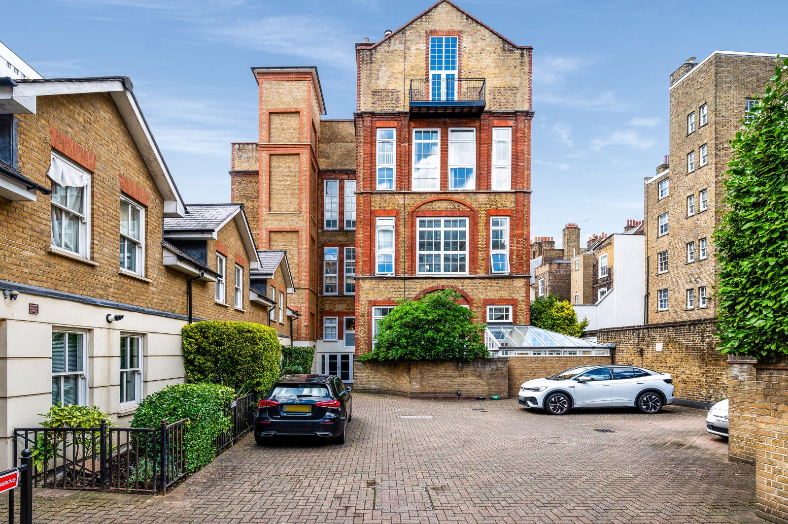 Flat Red Lion Street in Greater London