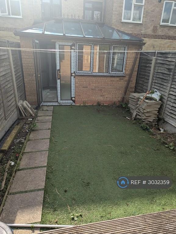 Flat Victoria Road in Greater London