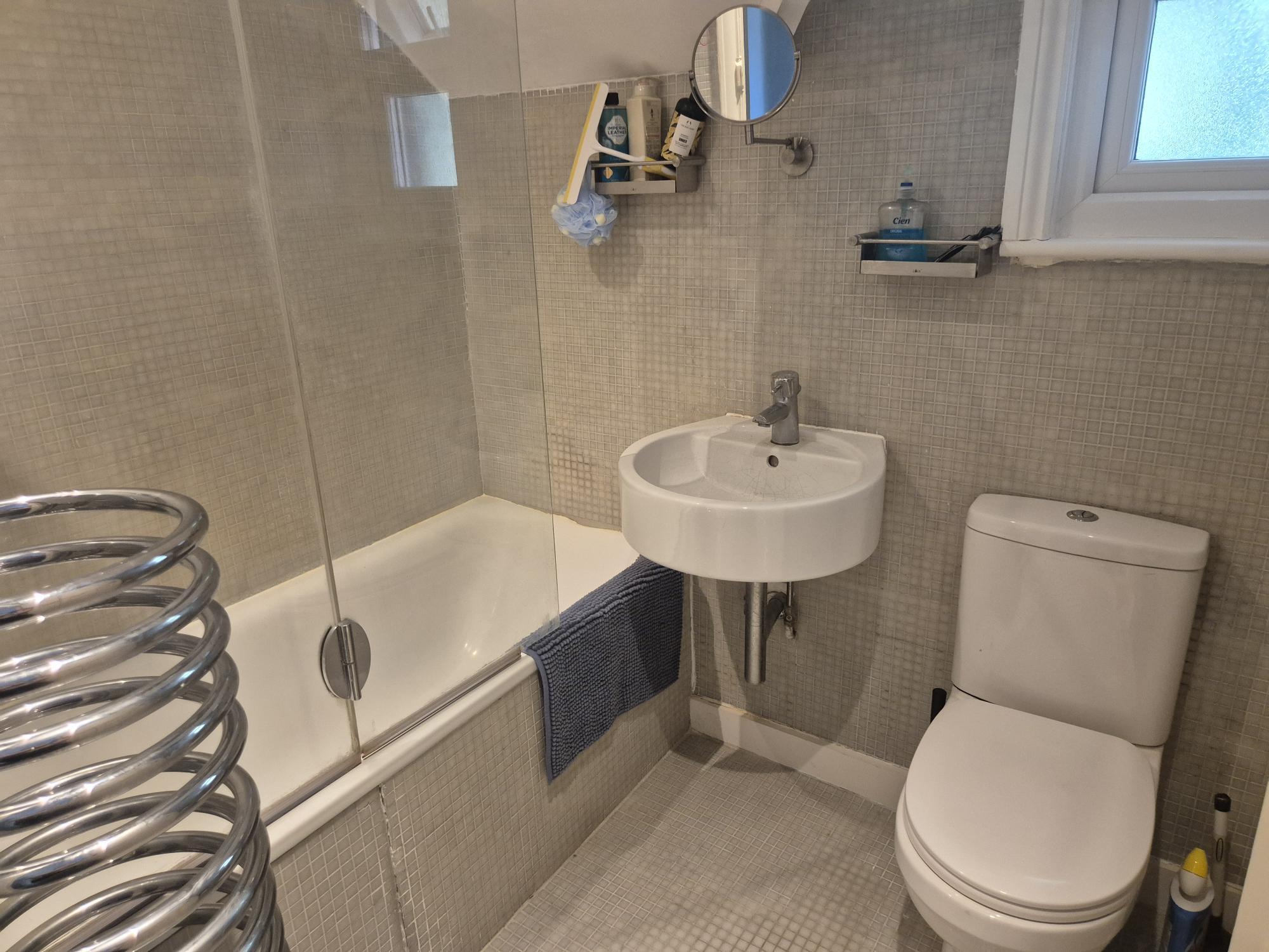 Flat Oaklands Gardens in Greater London