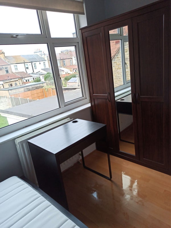 Room Berkeley Road in Greater London
