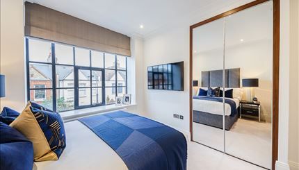 Flat Crabtree Lane in Greater London