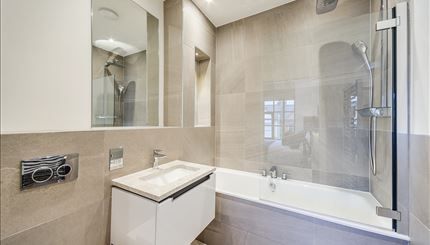 Flat Crabtree Lane in Greater London