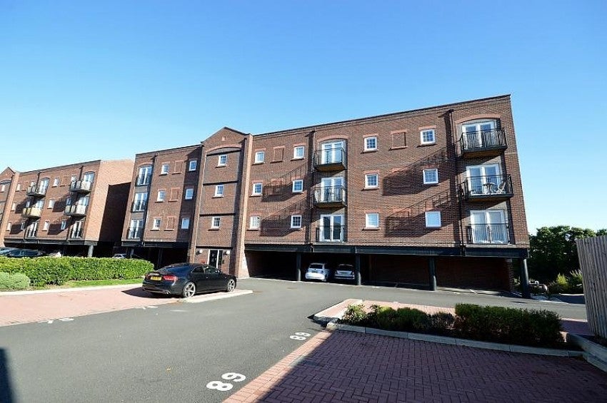 Flat Emperor Court in Warrington