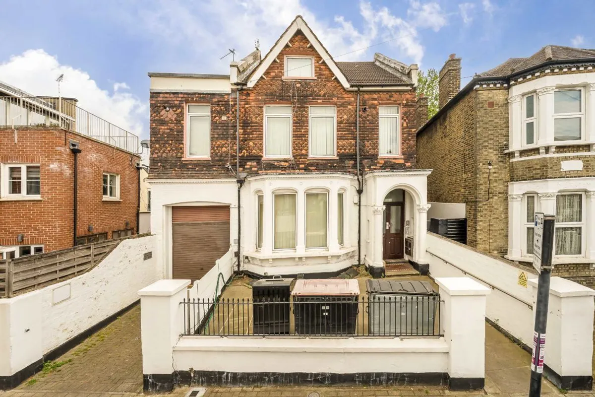 Flat Sistova Road in Greater London