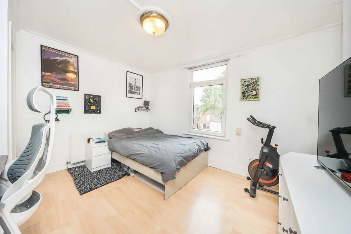 Flat Sistova Road in Greater London