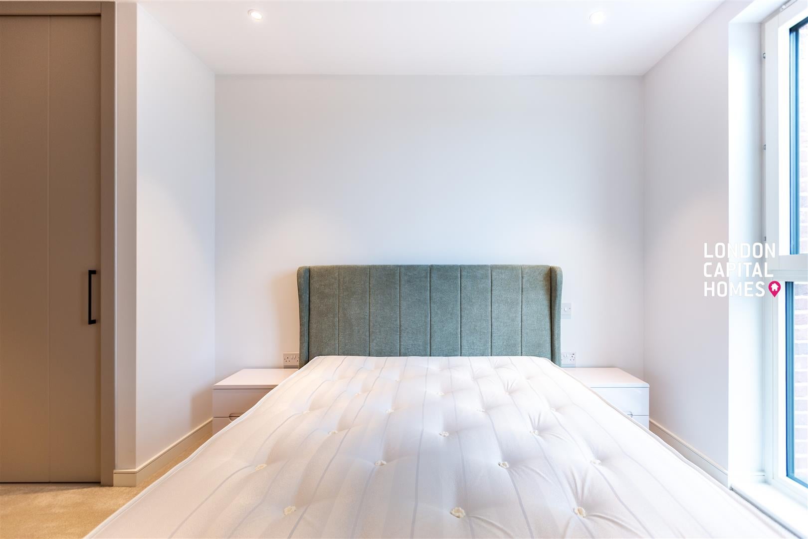 Flat Cedrus Avenue in Greater London