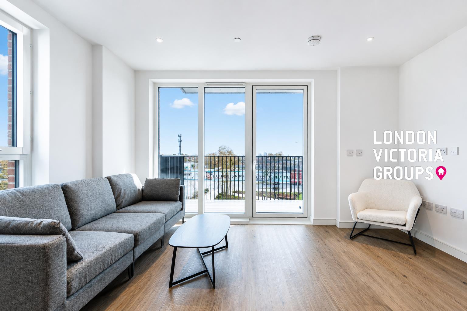 Flat Cedrus Avenue in Greater London