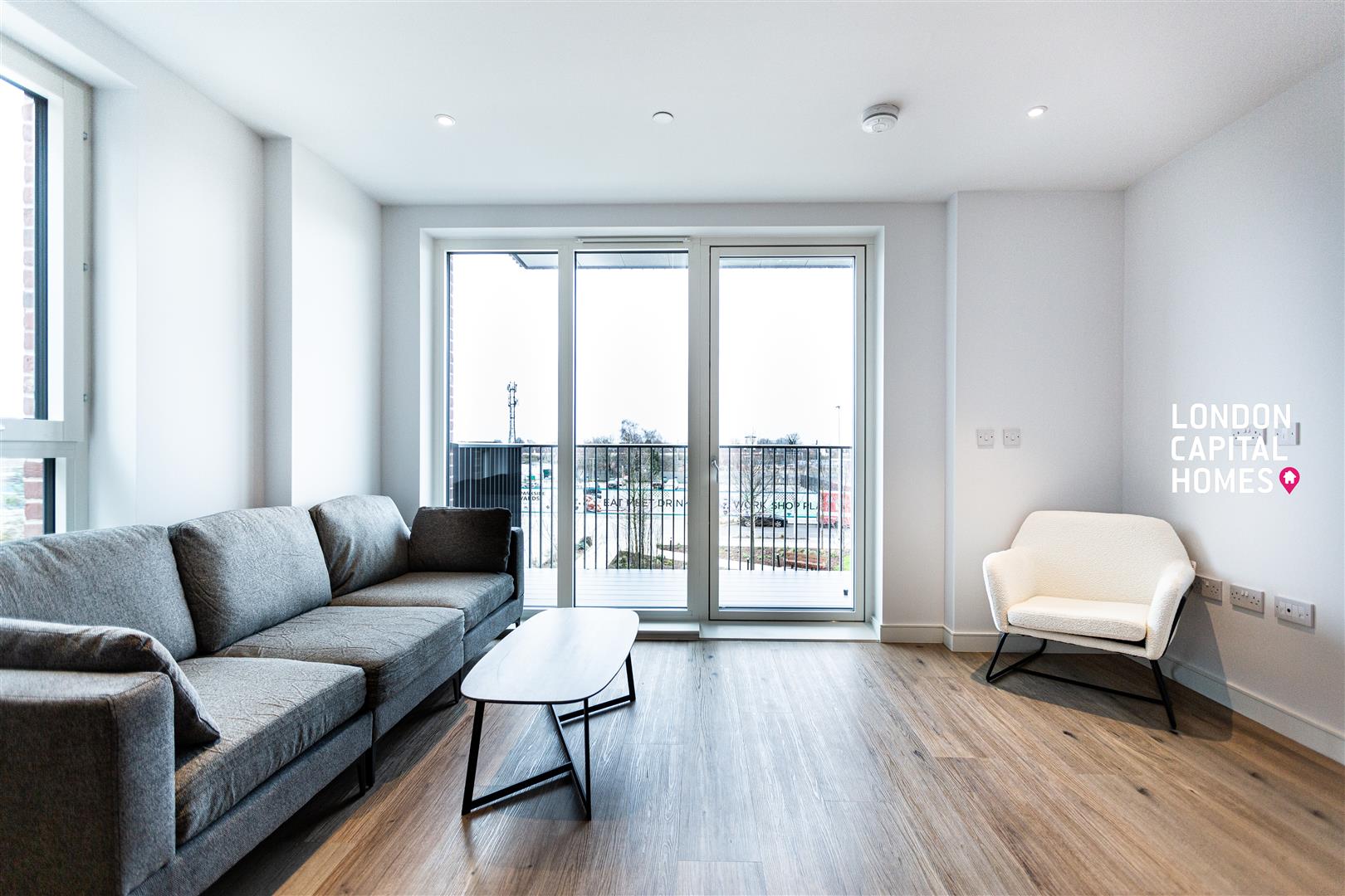 Flat Cedrus Avenue in Greater London