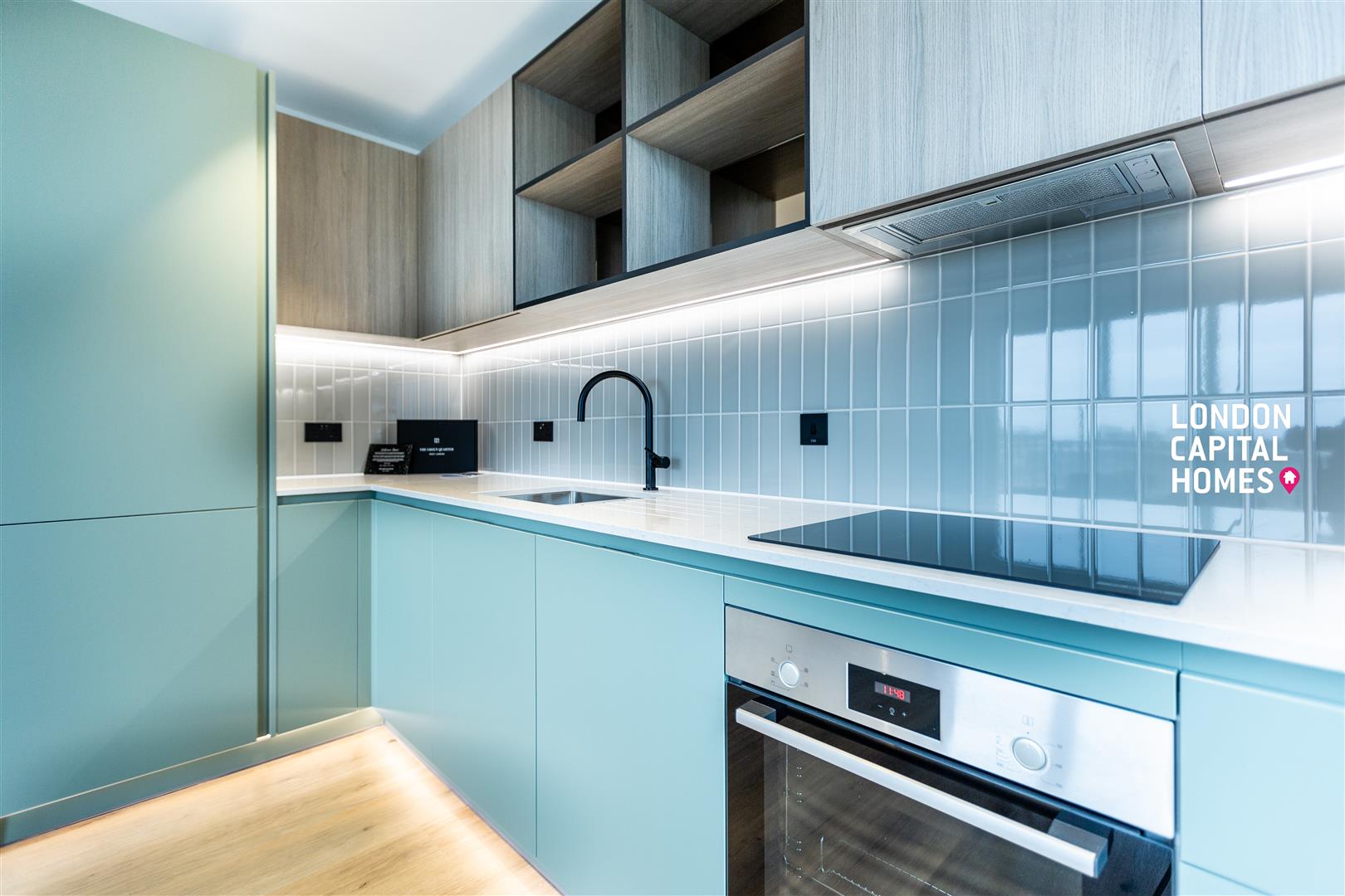 Flat Cedrus Avenue in Greater London