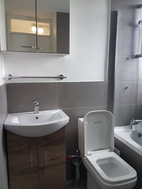 Room Lucey Way in Greater London