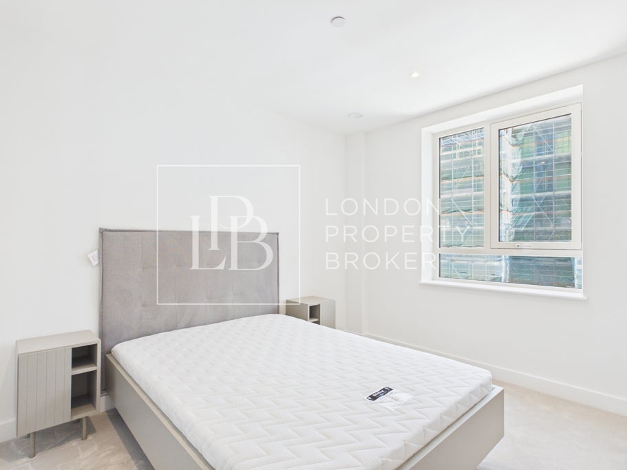 Flat Nathan Way in Greater London