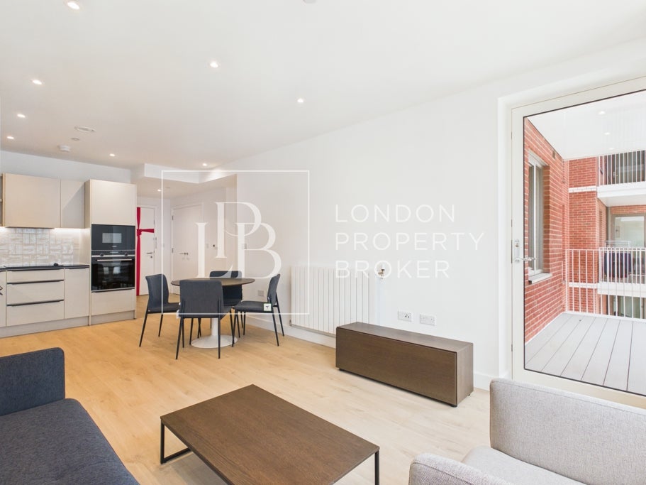 Flat Nathan Way in Greater London