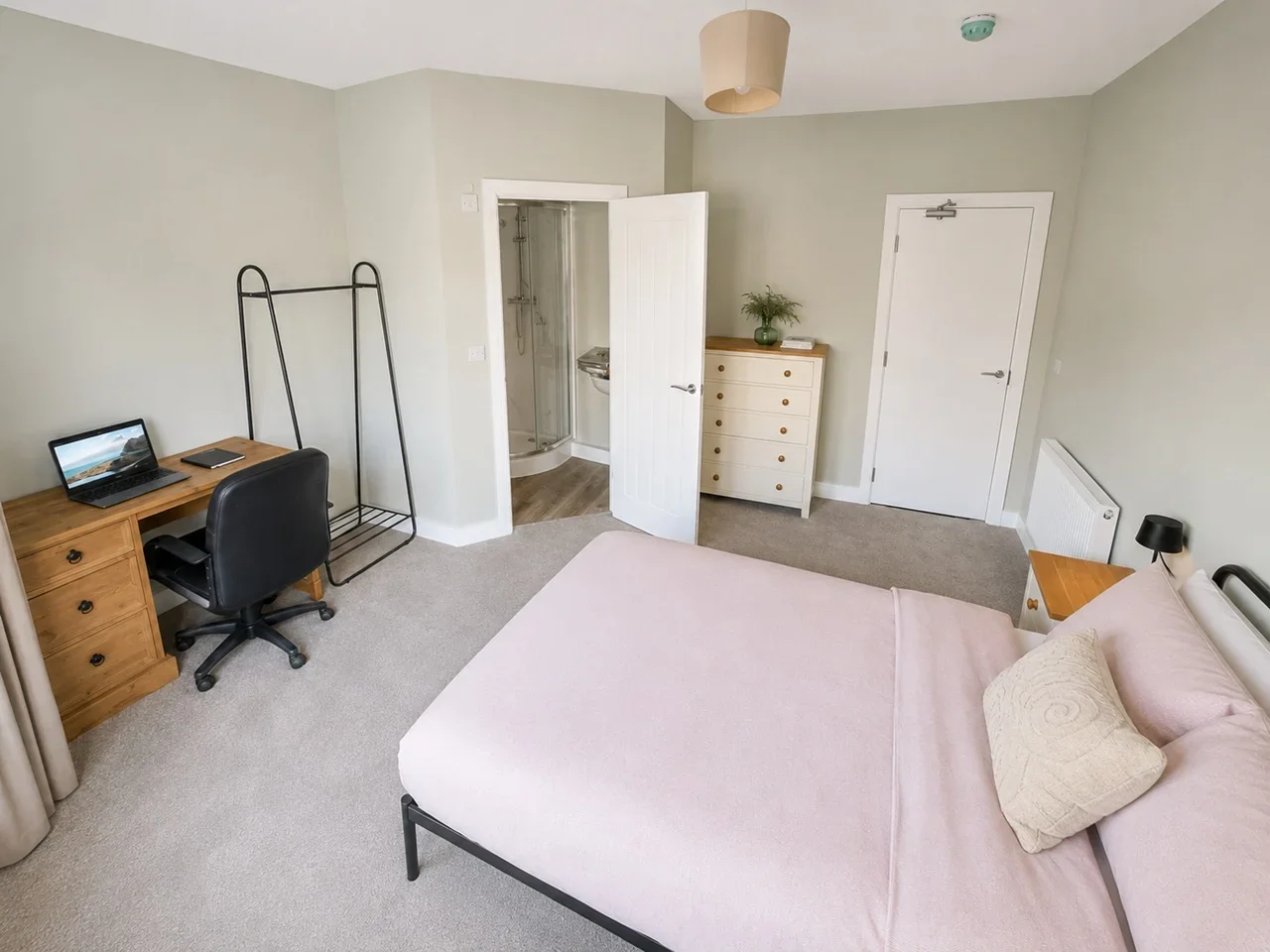 Room St Edmunds Avenue in Mansfield Woodhouse