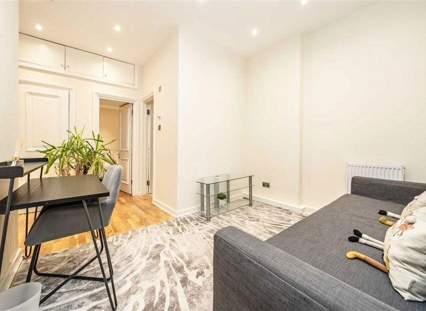 Flat Launceston Place in Greater London
