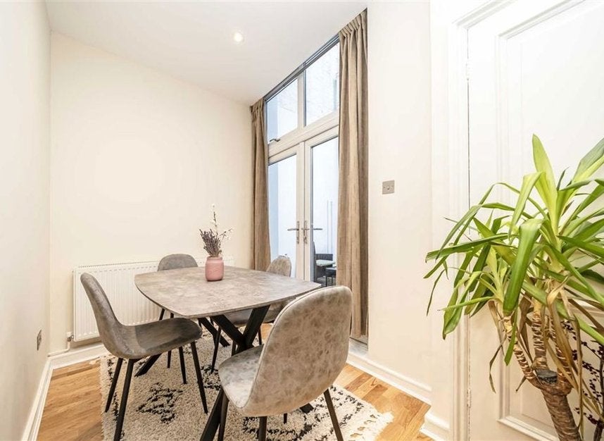 Flat Launceston Place in Greater London