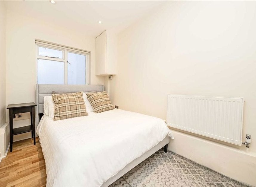 Flat Launceston Place in Greater London