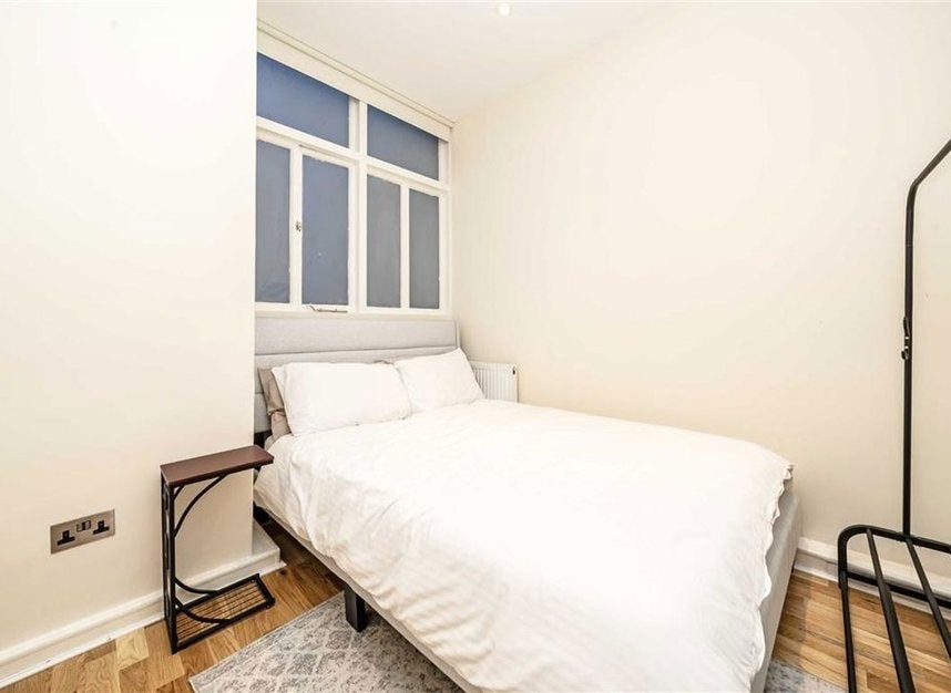 Flat Launceston Place in Greater London