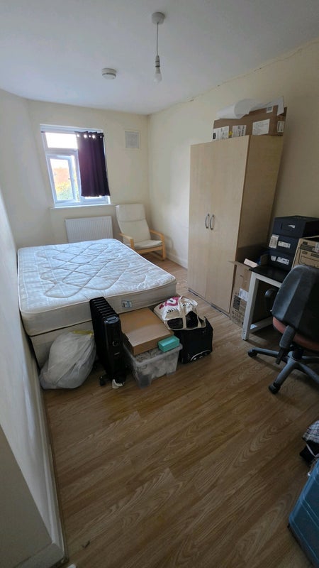 Room High Road in Greater London