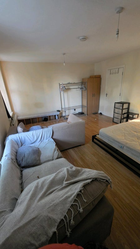 Room High Road in Greater London