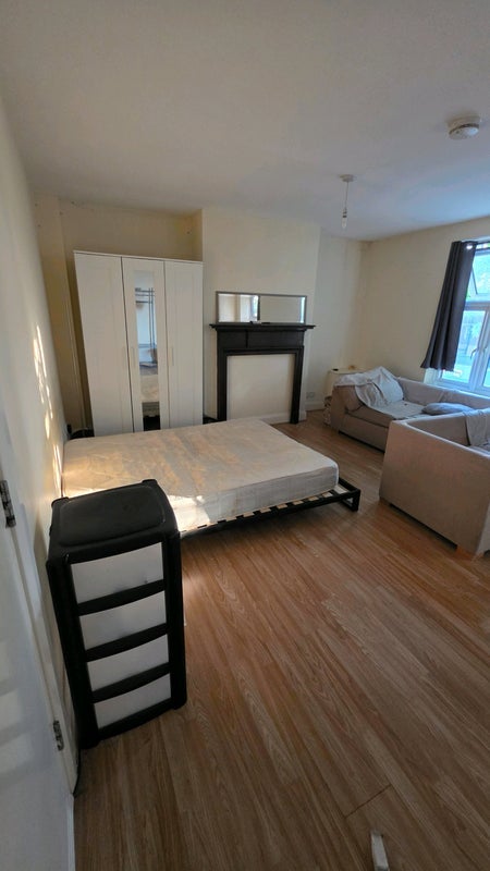 Room High Road in Greater London