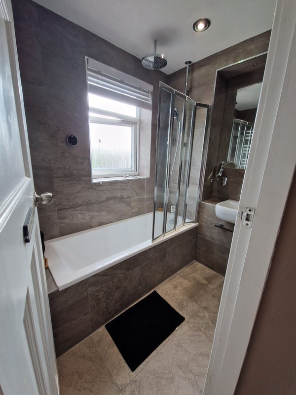 Room Ashbrook Avenue in Tameside