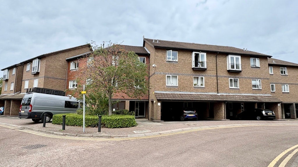 Flat Abbeyfields Close in Greater London