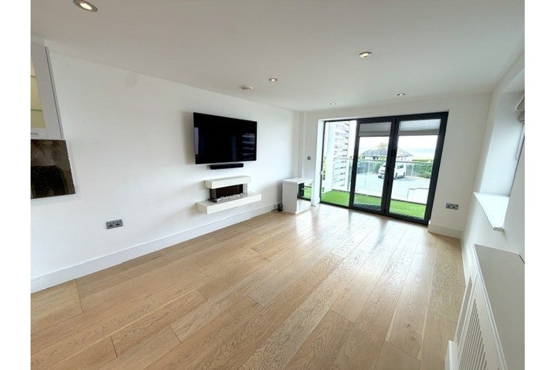 Flat Chalkwell Esplanade in Southend-on-Sea