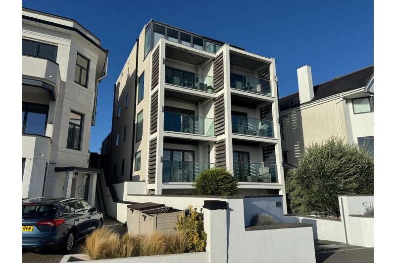 Flat Chalkwell Esplanade in Southend-on-Sea