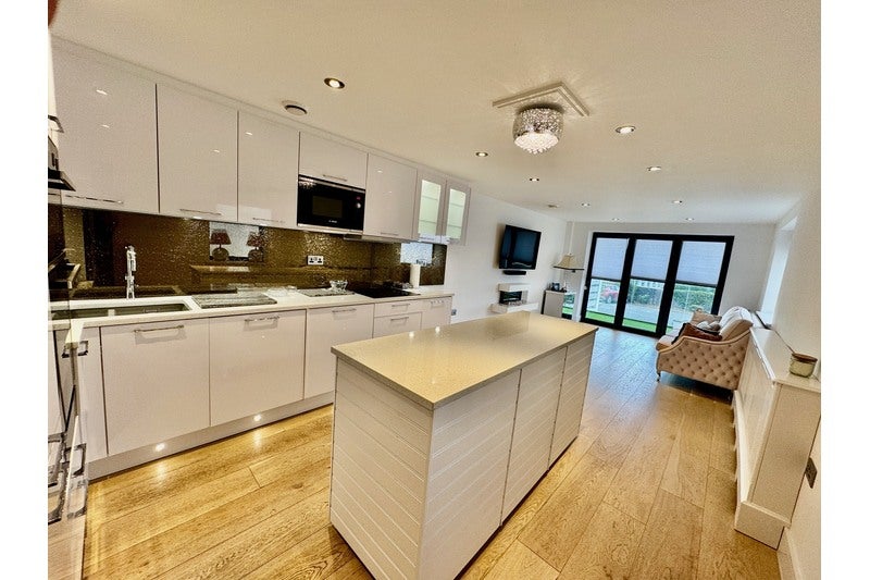 Flat Chalkwell Esplanade in Southend-on-Sea