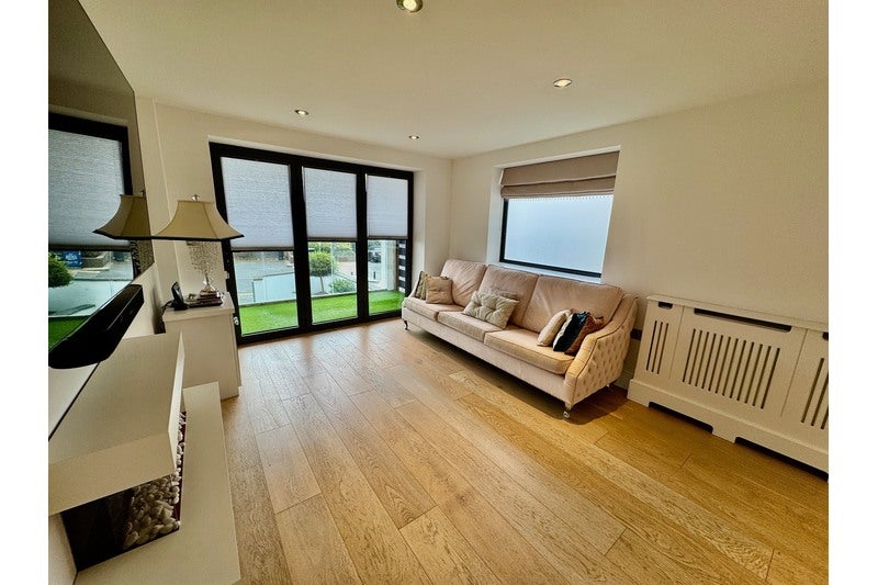 Flat Chalkwell Esplanade in Southend-on-Sea