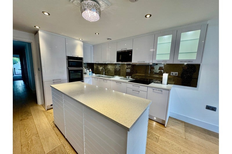 Flat Chalkwell Esplanade in Southend-on-Sea