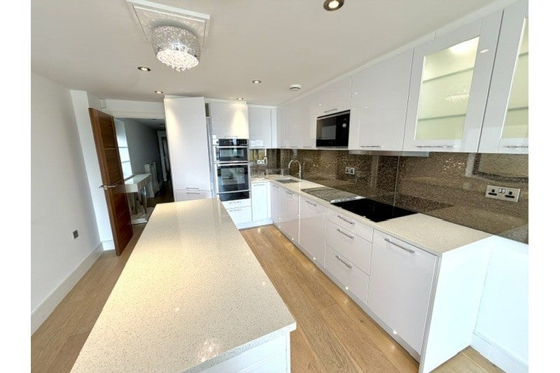 Flat Chalkwell Esplanade in Southend-on-Sea