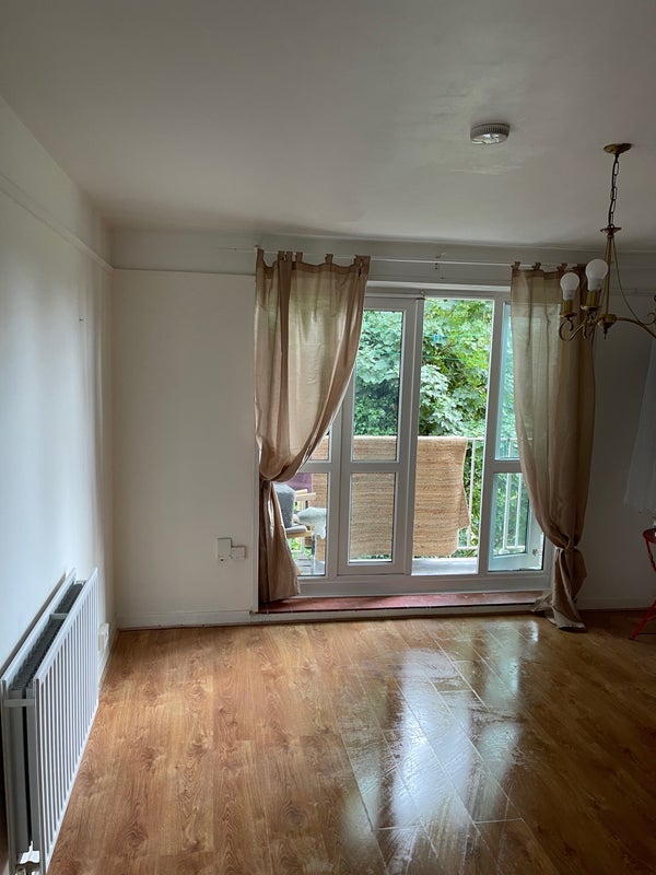 Room Wanley Road in Greater London