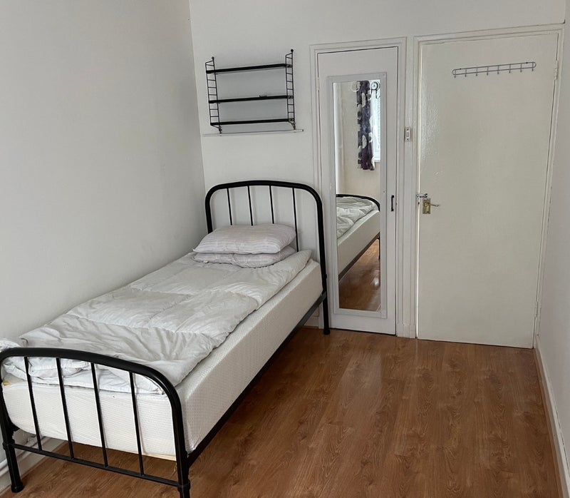 Room Wanley Road in Greater London