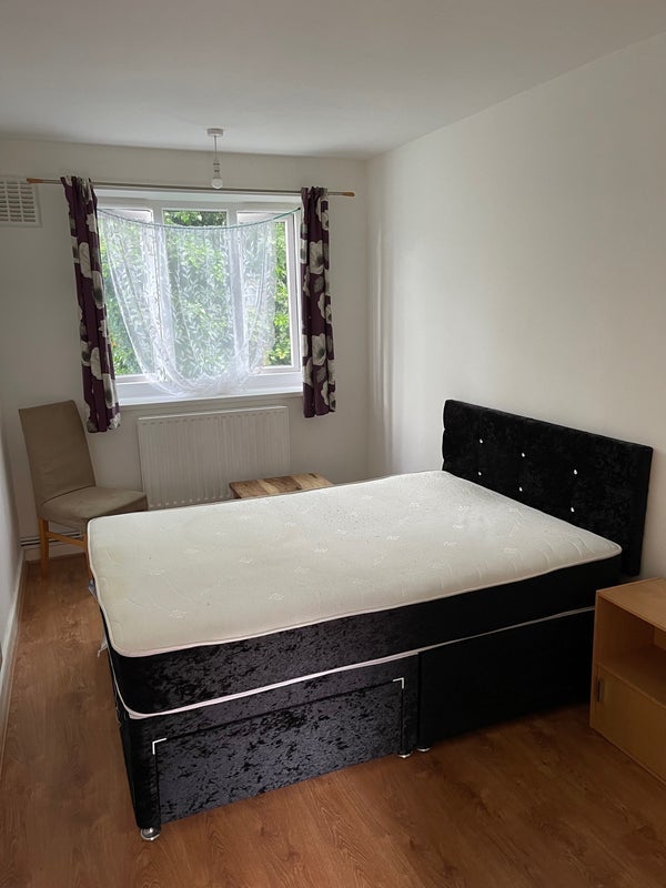 Room Wanley Road in Greater London