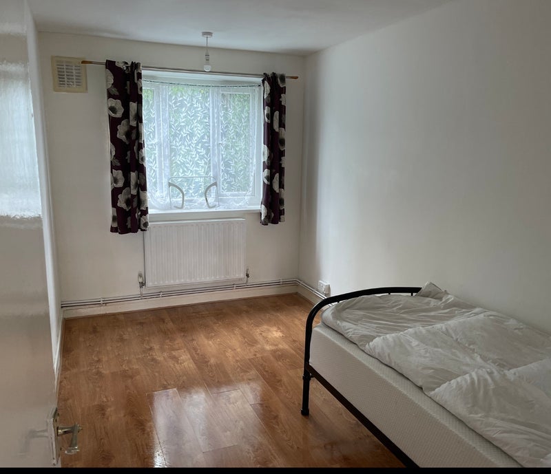 Room Wanley Road in Greater London
