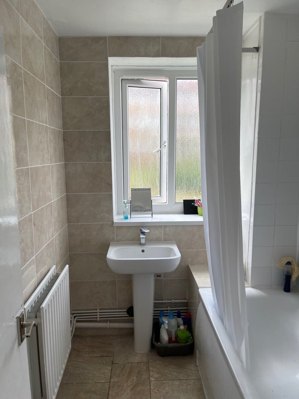 Room Wanley Road in Greater London