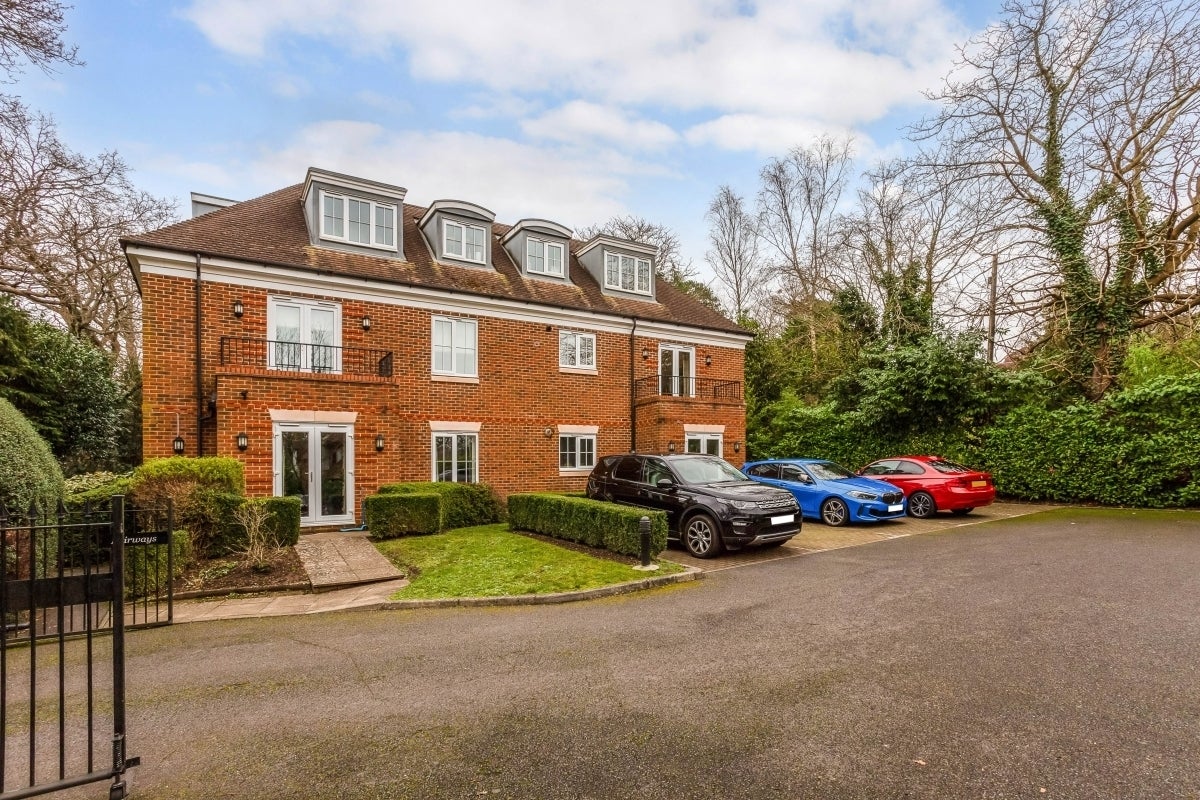 Flat London Road in Sunningdale