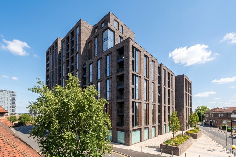 Flat Heathside Crescent in Woking