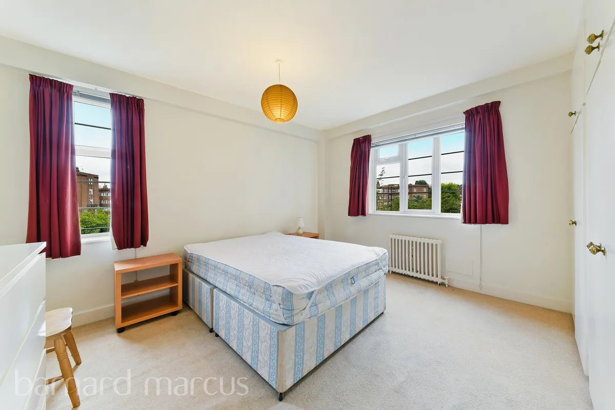 Flat Chiswick Village in Greater London