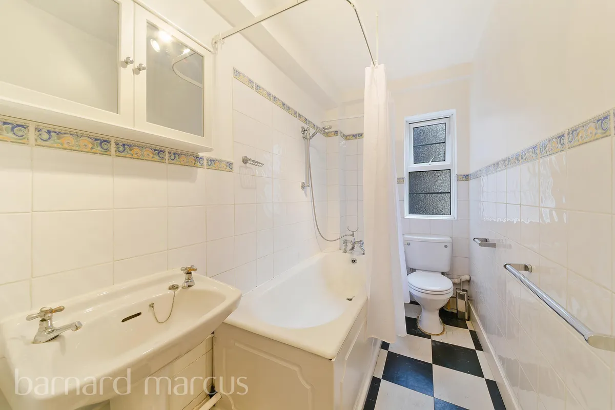 Flat Chiswick Village in Greater London