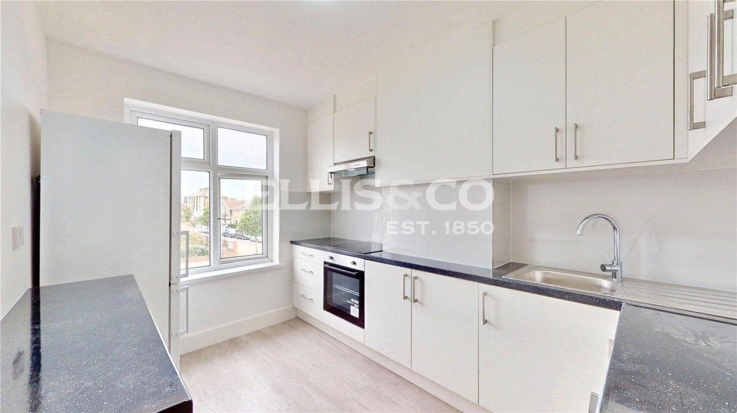 Flat Harrow Road in Greater London