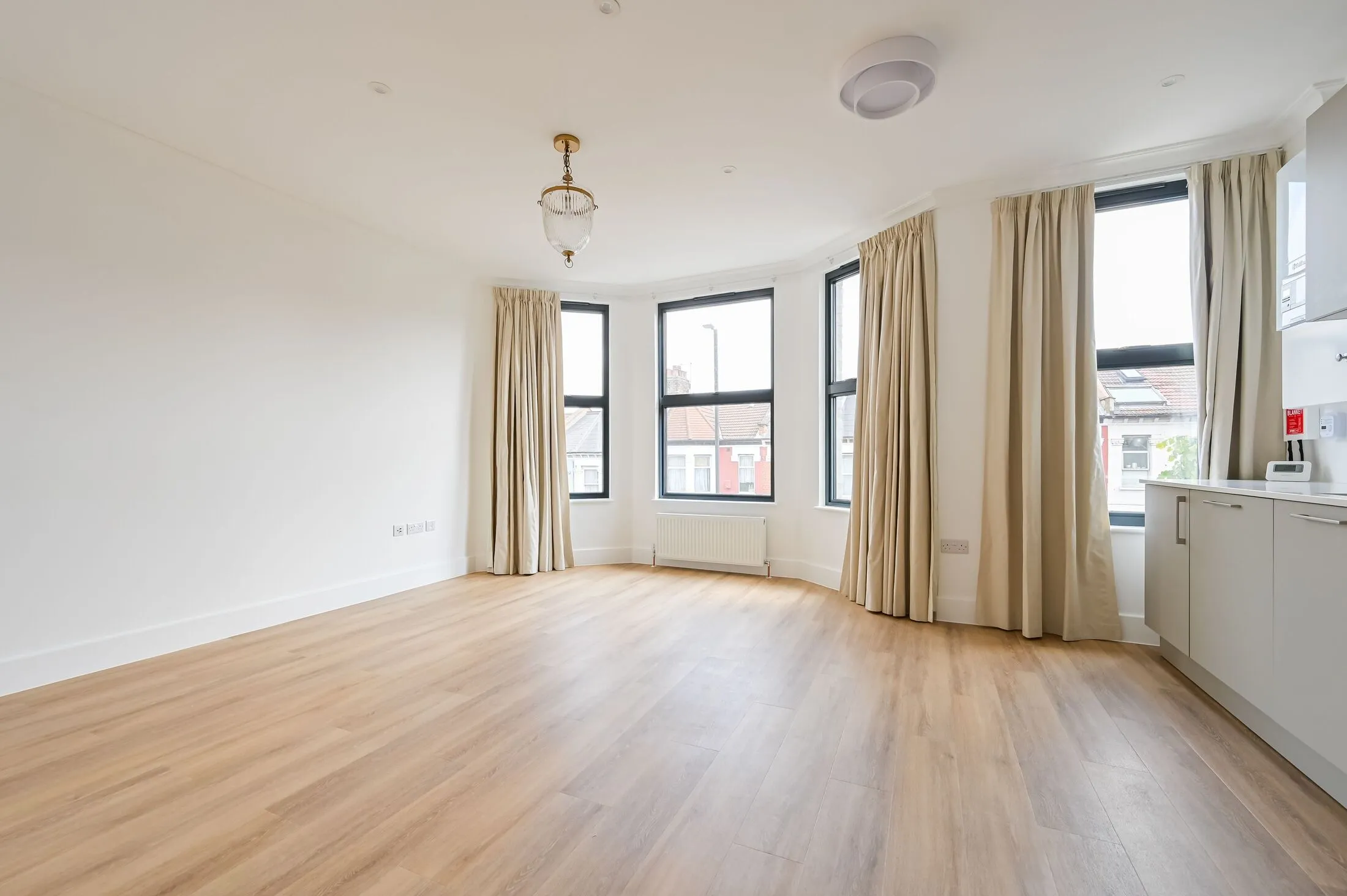 Flat Wightman Road in Greater London