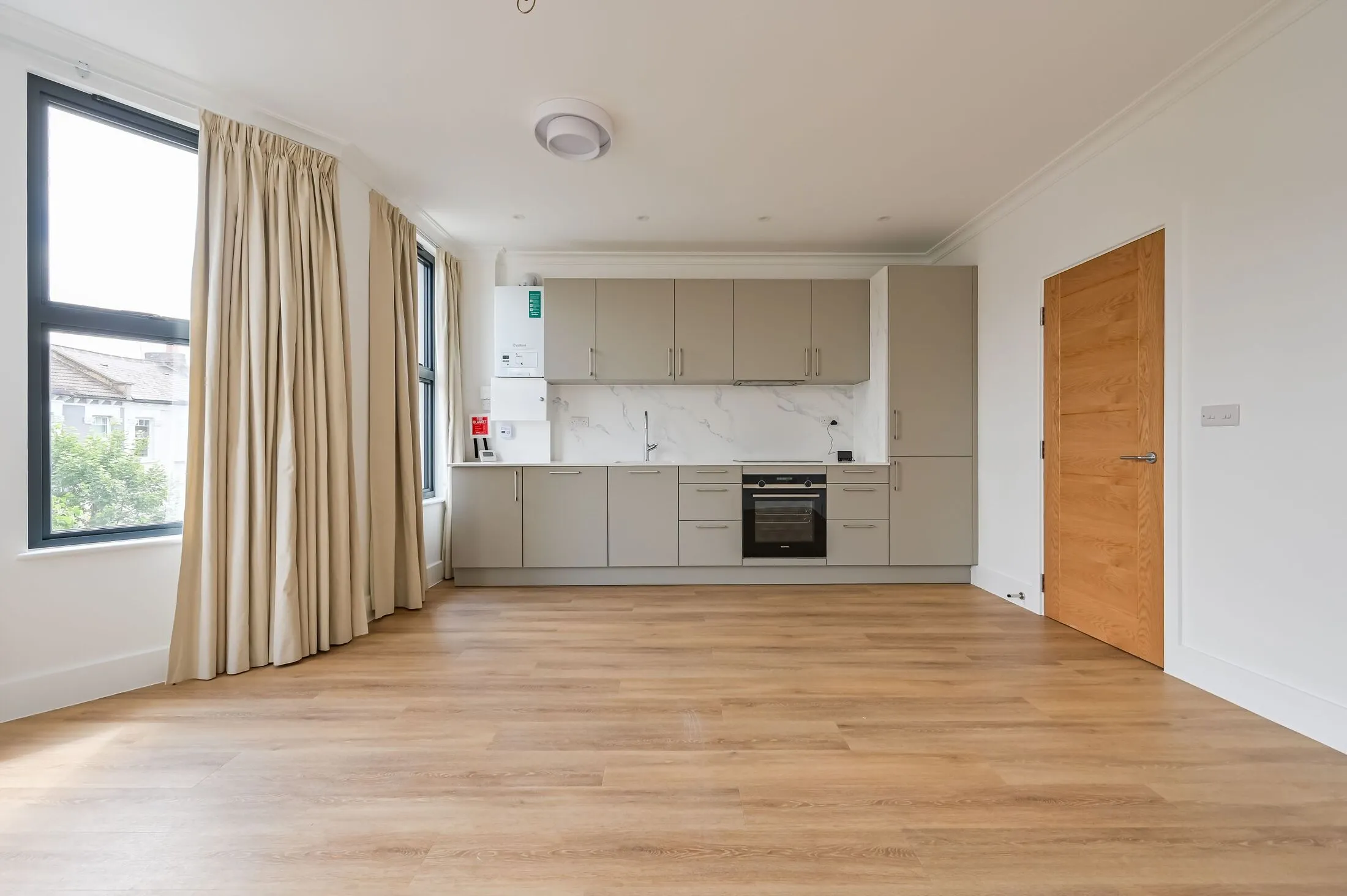 Flat Wightman Road in Greater London